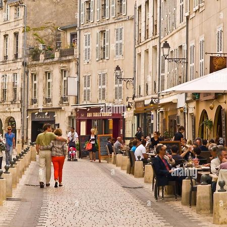 Charmant Cocon Iode Cosy Equipe, Baigne De Lumiere, Situe Au Coeur De La Rochelle A 1Min A Pied Du Marche Central Avec Tv Et Wifi Bagian luar foto