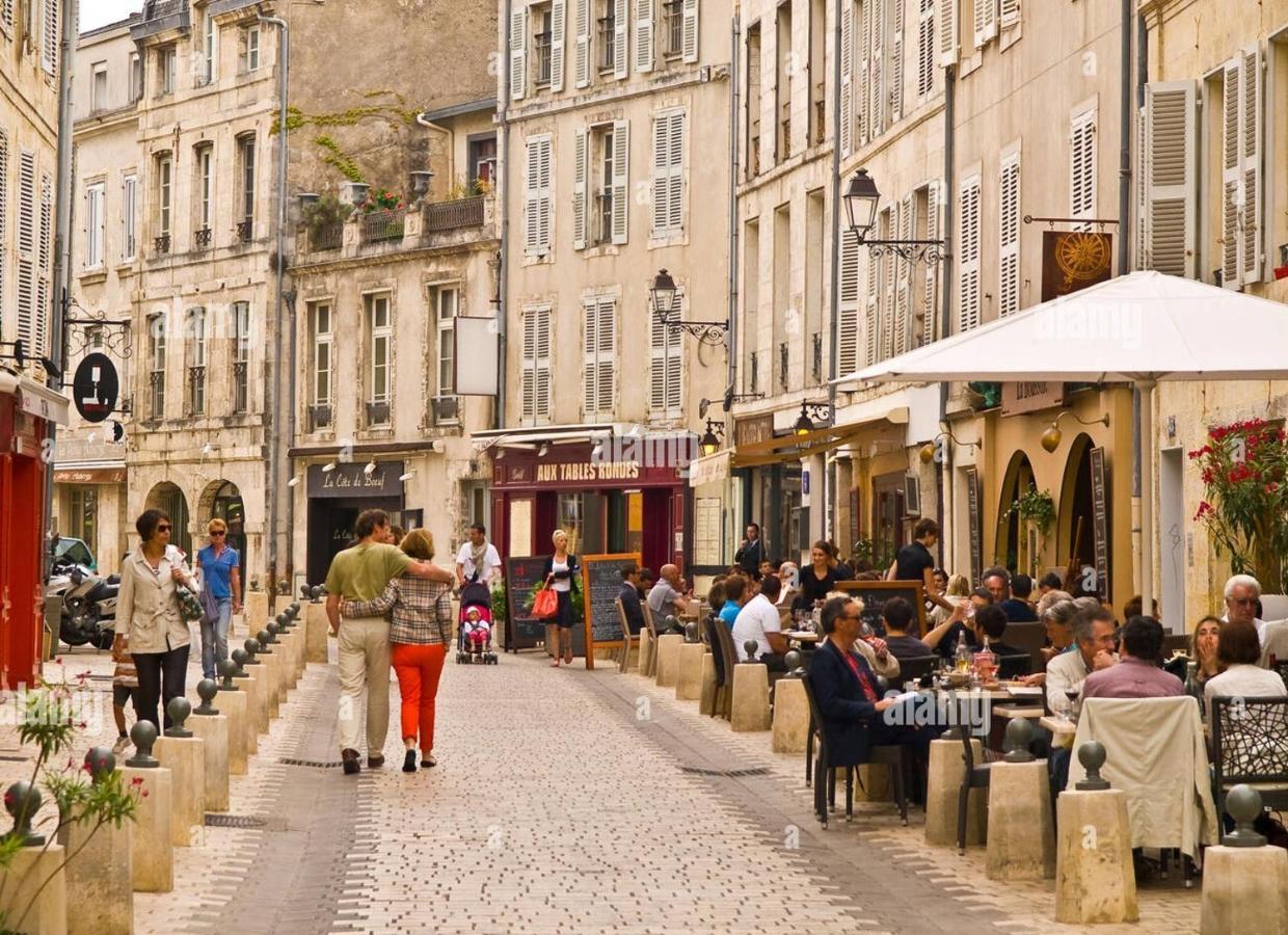Charmant Cocon Iode Cosy Equipe, Baigne De Lumiere, Situe Au Coeur De La Rochelle A 1Min A Pied Du Marche Central Avec Tv Et Wifi Bagian luar foto